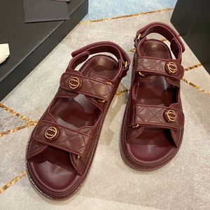 Med boxdesigner Sandaler Summer Flat 2024 New Wine Red Leather Versatile Sports Outdoor Fashion Roman One Line Buckle Womens Shoes Size 35-41+Box 7985