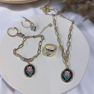 Collana Orecchini Set Gioielli da donna Ciondolo fiore tulipano Bracciale con stampa di moda Anello elegante Girocollo carino in metallo Orecchini regalo