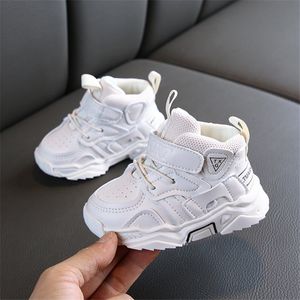 Primeiros caminhantes sapatos de criança outono menino menino infantil calçadores casuais sapatos de fundo macio, tênis de garoto preto de sapatos esportivos brancos 230520