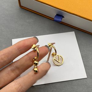 Lyxdesigners Womens Gold Earring Studs Fashion Ladies Asymmetric Simplicity Brand Letter L Växt Tillbehör Ear Hoop örhängen 2305224BF