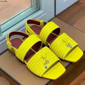 Sandaler LP Piana Sandaler Summer Raffia Charms Thong Flattie Opentoe Shoes Flat Heels Women Luxury Designers Leather Outrole Casual Party Shoes Factory Factorwear J23