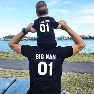 Familjmatchande kläder Familj Matchande kläder mode Big Little Man Tshirt Daddy and Me Outfits Father Son Pappa Baby Boy Kids Summer Clothing Brothers 230522