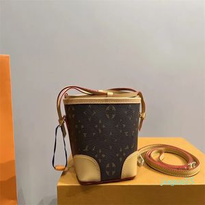 미니 디자이너 버킷 가방 여성 크로스 바디 백 페미나 지갑 펨 메모 포켓 튼튼한 세련된 버킷 가방 드로우 스트링 클로저