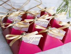 Rose Red Wedding Favor Titulares Candy Boxes Triângulo Shape Gold Stamp Candy Box Presents Presents 10 PCs Casamentos europeus suprimentos T3075118