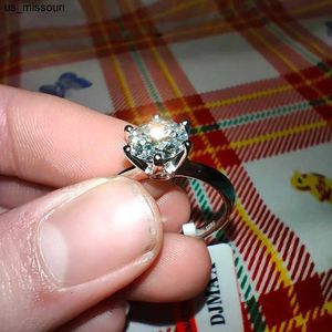 Полосы колец Premium 05ct 5ct Классические элегантные бриллиантовые кольца Moissanite для женщин 925 Серебряное обручальное кольцо модные обручальные кольца Женщины J0522