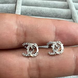 Elegant svart vit diamant C stud elegant design örhänge 18k guld silver flicka kvinnor bröllop studsörhängen fest smycken aldrig bleknar