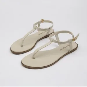 Sandały dla kobiet w lecie w prostych i modnych płaskich dna rzymskiego rzymskiego klipu jodełka