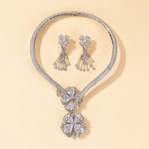 Collane 2022 Top Jewelry Collana a quattro fiori Set di orecchini da donna Banchetto Elegante squisito abbigliamento da festa Regalo di lusso Prezzo all'ingrosso della fabbrica