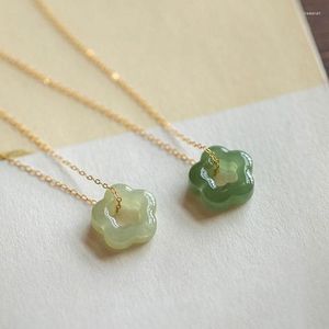 Ketten Eine Jade Pflaumenblüte Anhänger Halskette Frau Galvanisiertes Kupfer Vintage Dünne Halskette Elegante Weibliche Schmuck Geschenk