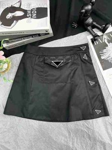 Gonne Designer 2023 New Fashion Split Patchwork Black Midi Women High Waist Triangle Badge Casual Mini Skirt