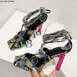 Sandálias liyke moda moda colorna cobra estampa de dedos femininos saltos altos de verão