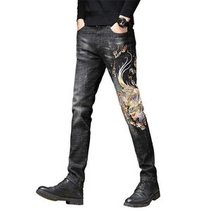 Mäns jeans män kinesiska drake broderade jeans mode kirin broderad ultratunna pennbyxor elastiska denimbyxor p230522