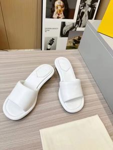 Europ stil sandal Klassiska designerskor tjock guldklack tofflor handbroderad lädersula för kvinnor utsökt helpaket Mockasiner