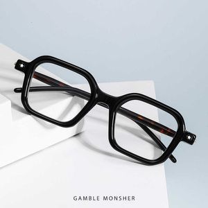 Coole Designer-Sonnenbrille von Kuboraum. Super hochwertige Luxusbrille, handgefertigt, farblich passende Katapultbeine P9 und trendig im gleichen Stil mit Originalverpackung