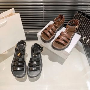 Hafif dolgulu lüks düz terlik Triomphe Kabartmalı sandaletler burnu açık yazlık ayakkabılar kadınlar için lüks tasarımcı tatil daireleri sandalet boyutu 35-42 siyah beyaz kahverengi