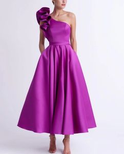 Fuchsia kort prom klänning för födelsedagsfest 2023 ärmlös en axel ficka satin med ruffles cocktail formella klänningar mantel de soiree skräddarsydd