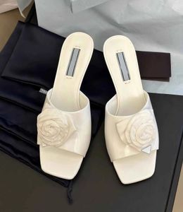 Summer SS23 Flower Leather Sandals Shoes Women Rose Flower Lackerad häl Metallbokstäver Logotyp Slip On Slide Lady Slippers Utmärkt Walking EU35-43