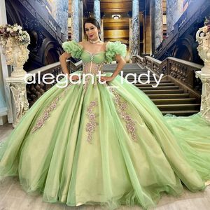 Mint Green Princess Quinceanera Sukienki z ramion koronkowe aplikacje koraliki wielopoziomowe księżniczka maskarada Słodkie 15 sukien imprezowych