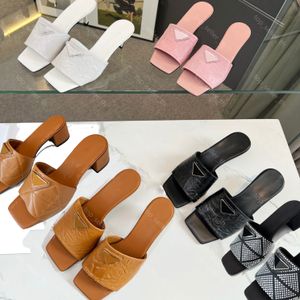 Sandálias de couro Nappa antiquadas Triângulo de metal enfeitado Chinelos de salto grosso acolchoado Chinelos femininos de verão com caixa