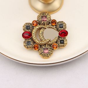 Luxo famosa marca de design BROoch Women Colorido Rhinestone Letter Designer Broches Suit Pin Jóias de moda Roupas de presente Acessórios de alta qualidade 20style