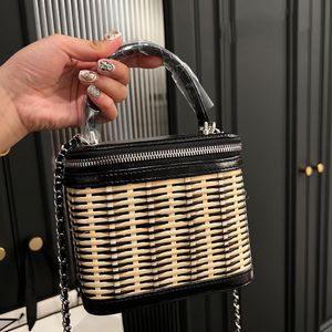 23p Womens Designer Oil Wox Leather Rattan Weaving Vanity Box Bags Silver Metal Hardware Chain Crossbody Shoulder Cosmetic Case Handväskor 15x13cm Pink White Black