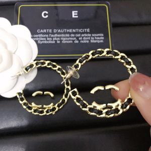 Design clássico Brincos de diamante Designer 18K Brincos de ouro de 18K Novo design de pérolas de cristal para mulheres joias de alta qualidade do dia das mães