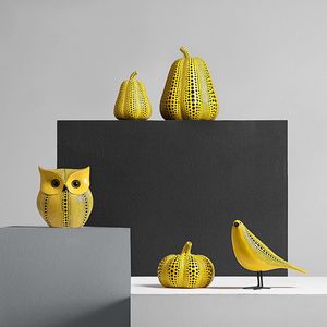 Objetos decorativos Figuras Yayoi Kusama Ponto de onda Pumpk abstrato estátua Ornamentos de sala Decoração de resina de resina de resina adorno decoração de casa moderna 230523