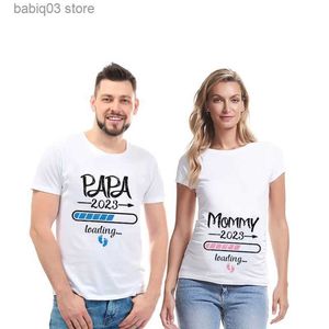 Moderskapstoppar tees 2023 ny söt pappa + mamma + baby tryckt par moderskap t-shirt graviditet tillkännagivande skjorta par gravida t-shirt kläder t230525