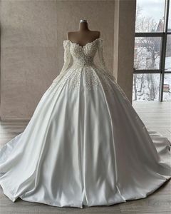 2023 Abito da ballo di lusso Abiti da sposa con spalle scoperte Appliques in pizzo Perle Perline Maniche lunghe Abiti da sposa in raso Custom Made Robe De Mariee Aperto indietro