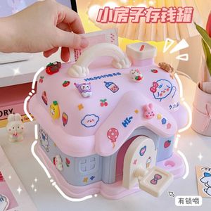 Objetos decorativos Figuras Creative Small House Piggy Bank for Adult Homen Women Size Grande Caixa de Armazenamento de Plástico Economizada Com Bloqueio para Presentes de Aniversário G230523