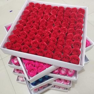 Fiori decorativi 81Pcs Testa di rosa Decorazione domestica artificiale Matrimonio Regalo di San Valentino Holding