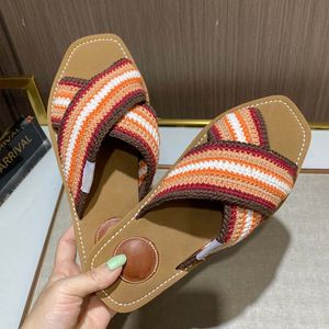 Berühmte Folie Sandalen Designer Leinwand Slipper Damen Sandalen Holzblatt flache Sande Gleitungen Damen Schuh Beach Mantel Sandales Luxuriöser Frau Slipper