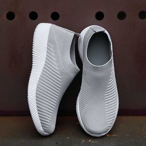 Scarpe eleganti Donne di alta qualità Sneaker vulcanizzate Scivolano su pali piatti Plus Size Walking Flat Y23