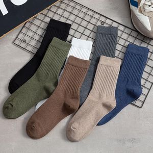 Erkek çoraplar Japon tarzı düz renk iş pamuk sonbahar kış erkekler orta tüp gündelik mürettebat elastik öğrencileri