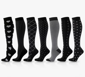 Kvinnors komprimeringsstrumpor mode Black White Knee High Socks Sport Soccer Energizing Comfort Trötthet Relief Stretch Stripes Strumpor S/M L/XL