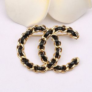 Famous Designer Gold Brand Luxury Brooch Women Pearl Rhinestone Letter Brooches Pin Fashion Jewelry Gift Clothing Decoration High Quality Accessories