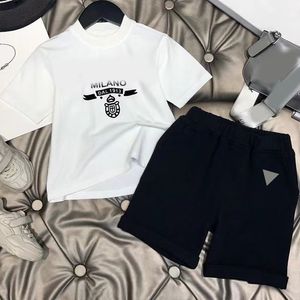 Conjunto de roupas infantis de luxo 2022SS para crianças, camiseta de manga curta + shorts estampados, roupas de marca para meninos, camisetas de algodão tamanho preto branco