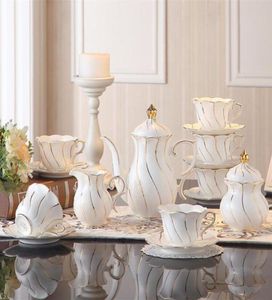 Juego de café de porcelana con incrustaciones de oro de Europa, juego de té de porcelana británica, olla de cerámica, tazón de azúcar, tetera de fiesta, taza de café, taza de té 2160599