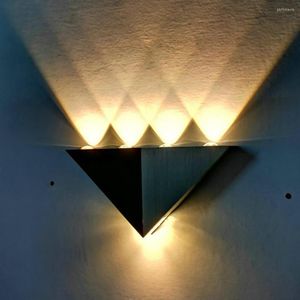 Lampy ścienne nordycka lampa trójkąta na zewnątrz w górę nowoczesne aluminium 4 diody LED światło do schodów domowych bar sypialnia sypialnia okaże oświetlenie