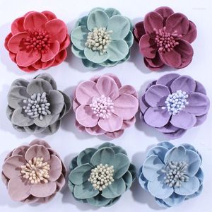 Flores decorativas 200pcs 5cm Felt Felt Fabric com estames para convite de casamento Chic Fake Flower Dress Decoration