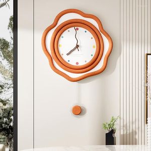 Relógios de parede Nórdicos quarto de quarto noturno leve pêndulo elegante quarto de quarto assistir silencioso diversão Relojes de pared itens de decoração