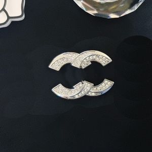 Charm Designer Broschen Pins mit Stempel Korrekter Buchstabe Logo Mode Berühmte C Doppelbuchstaben Broschen Großhandel Charm Luxus Pin Bekleidungszubehör