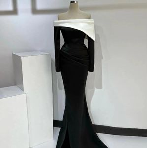 Elegante weiße schwarze Meerjungfrau-Abschlussballkleider aus Satin, trägerlos, langärmelig, seitlich geteilt, Promi-Party-Abendkleid Robe De Bal
