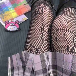 Strumpor strumpor lolita mesh tights kvinnor kattunge fisknät strumpor strumpbyxor med tryckt katt leggings för flickor anime cosplay svart vit strumpa y23