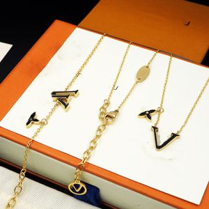 Luxurys designer blommor halsband halsband kvinnor kedja par smycken fritid stil personlig mjuk emalj graverade bokstäver klassiska benben kedjor