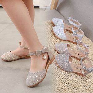 Spor ayakkabı kızlar prenses sandalet bebek ayakkabıları düğün partisi için çocuk ayakkabıları parlak yaz düz ayakkabıları moda nefes alabilen 230523