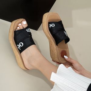 Новейшие брендовые женщины Woody Tote Shoes Platform Slides Designer Slippers Wedge Mule в холсте соломенная тканая квартира Espadrille Fashion Summer Summer Beach High Heels Размер 36-42