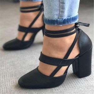 Sandalet Avrupa ve Amerikan tarzı kadın ayakkabıları yüksek topuklu kayışlı moda kalın