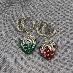 Designer Broschs for Women Pearl Pins Brosches Strawberry Jewerly Brosches Luxury Brand Brosch Retro Gold Letter G Pin Red Suit Dress Pins