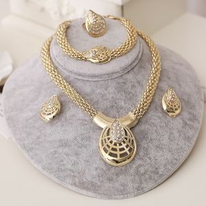 Charms Gold Plated Jewelry Conjuntos para mulheres Brincos de colar de braceletes geométricos 4pcs Conjunto de casamentos Jóias de festa de festa